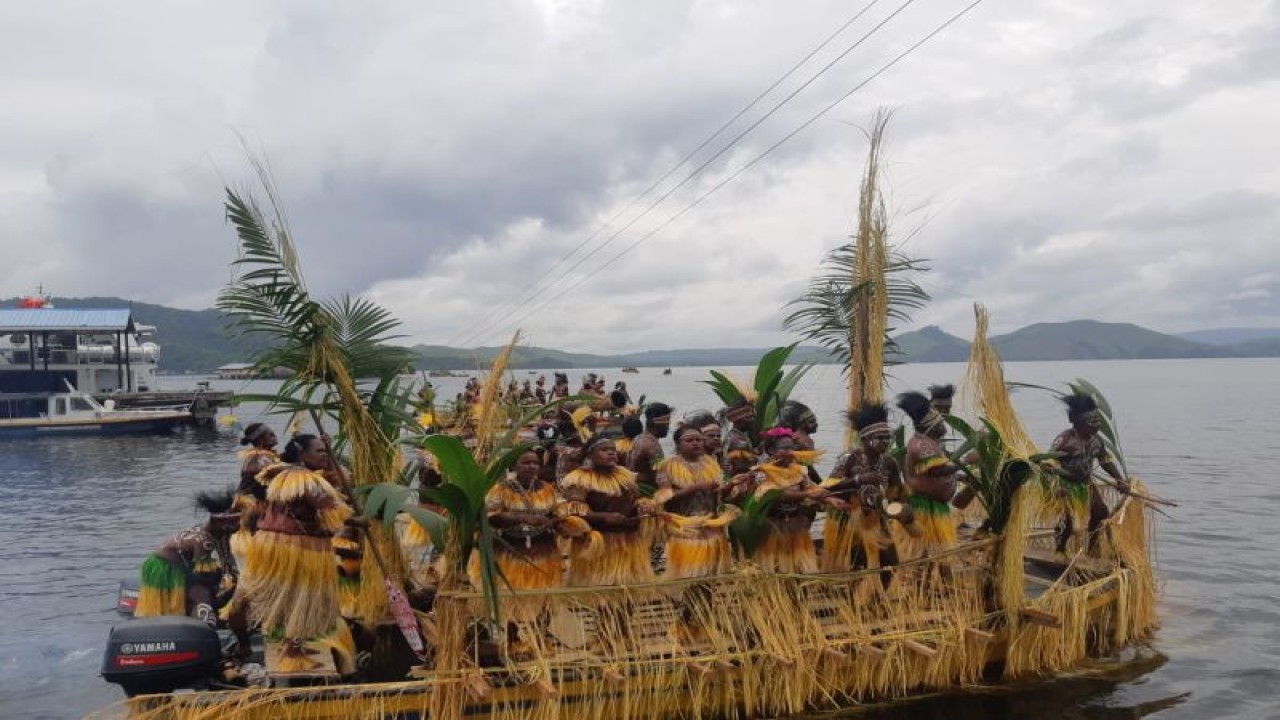 Tari Isosolo saat pembukaan FDS XIII di Kabupaten Jayapura (ANTARA/HO-Dokumen pribadi/Ardiles Leloltery)