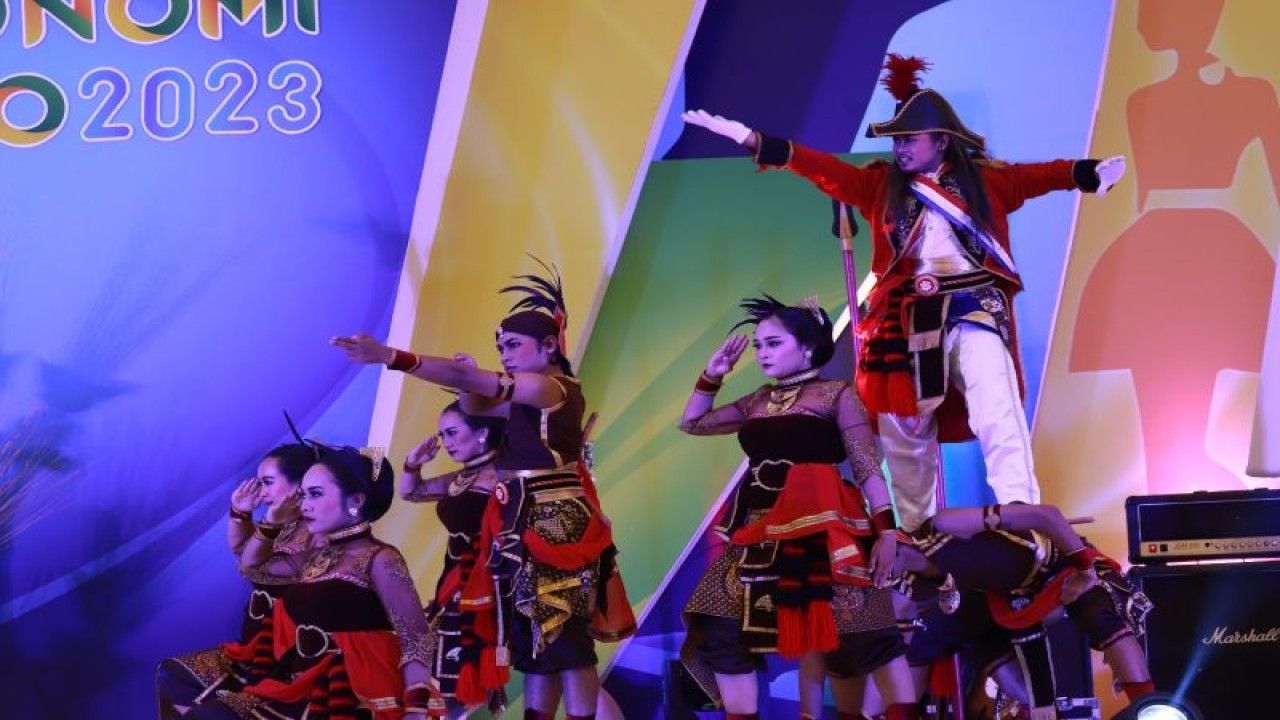 Tari Sang Pelopor saat dipentaskan di acara Apkasi Otonomi Expo 2023 di ICE Bumi Serpong Damai, Tangerang, Kamis (20/7/2023). ANTARA/HO-Dinas Kebudayaan Sleman