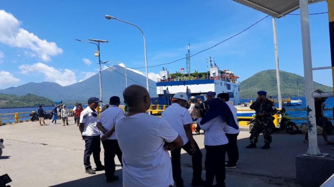 Aktivitas angkutan kapal penyeberangan kapal rute Pelabuhan Ternate tujuan Bitung, Sulawesi Utara, Selasa (25/7/2023). ANTARA/Abdul Fatah (Abdul Fatah)