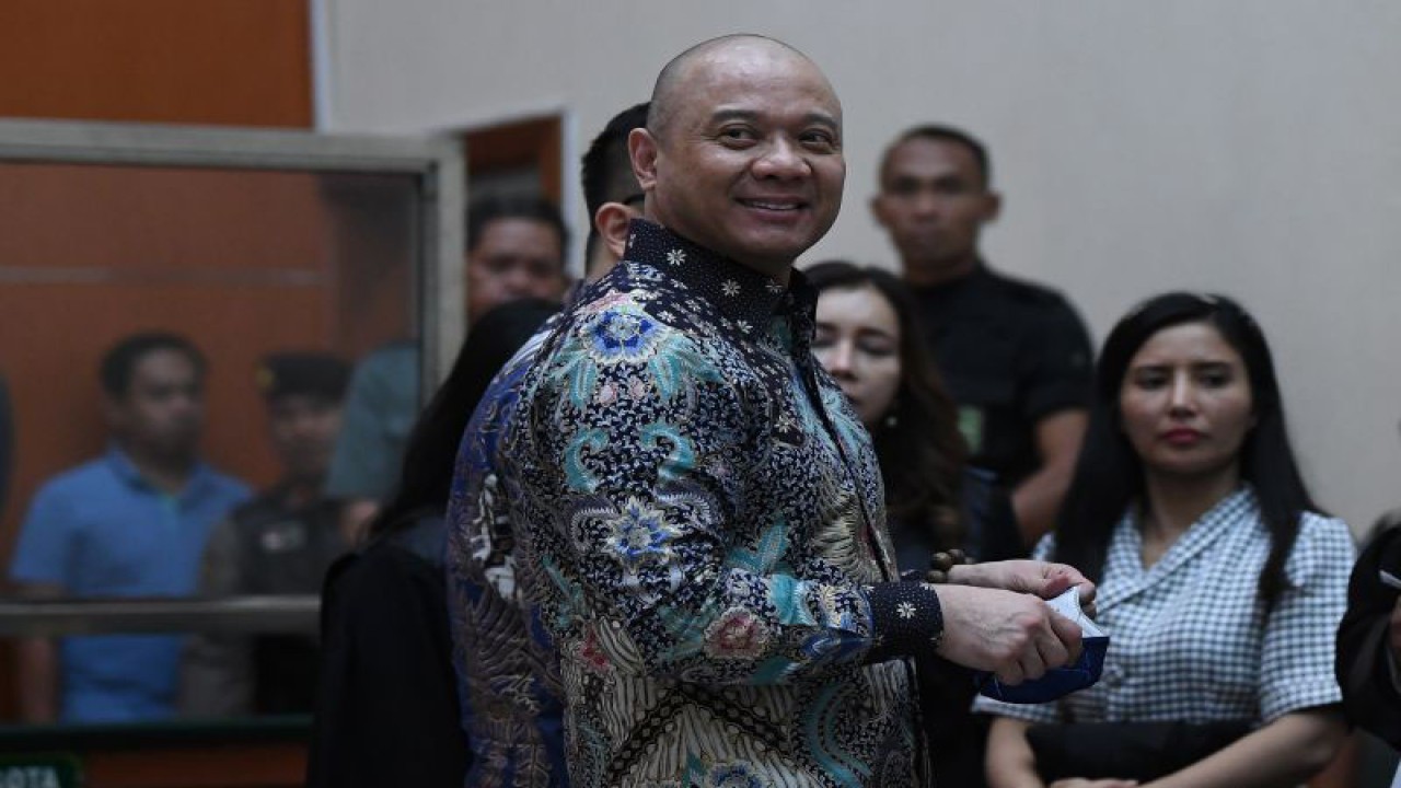 Terdakwa kasus peredaran narkotika jenis sabu Irjen Pol Teddy Minahasa melihat ke arah wartawan seusai sidang pembacaan putusan di Pengadilan Negeri Jakarta Barat, Jakarta, Selasa (9/5/2023). ANTARA FOTO/Sigid Kurniawan/foc.