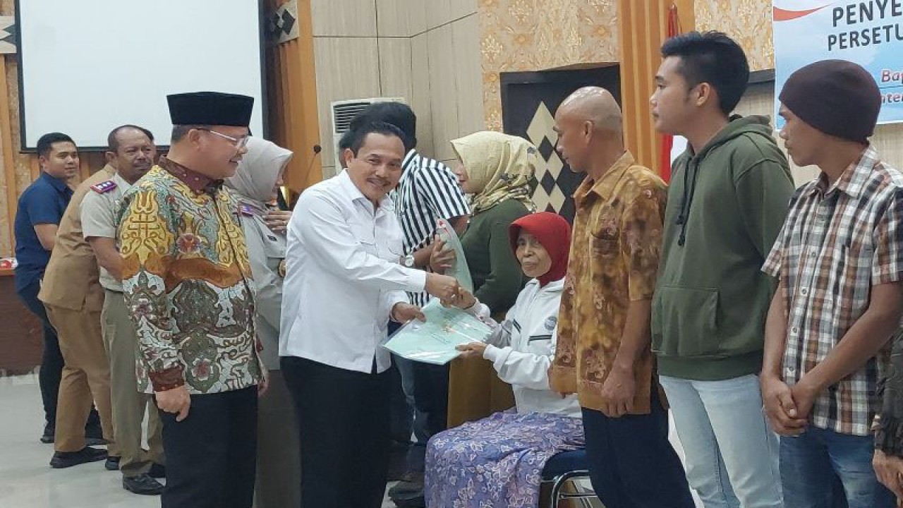 Direktur Jenderal Penanganan Sengketa dan Konflik Pertanahan (Dirjen PSKP)nIljas Tedjo Prijono membagikan sertifikat program PTSL pada masyarakat Bengkulu, di Bengkulu, Selasa. (25/7/2023) (ANTARA/Boyke Ledy Watra)