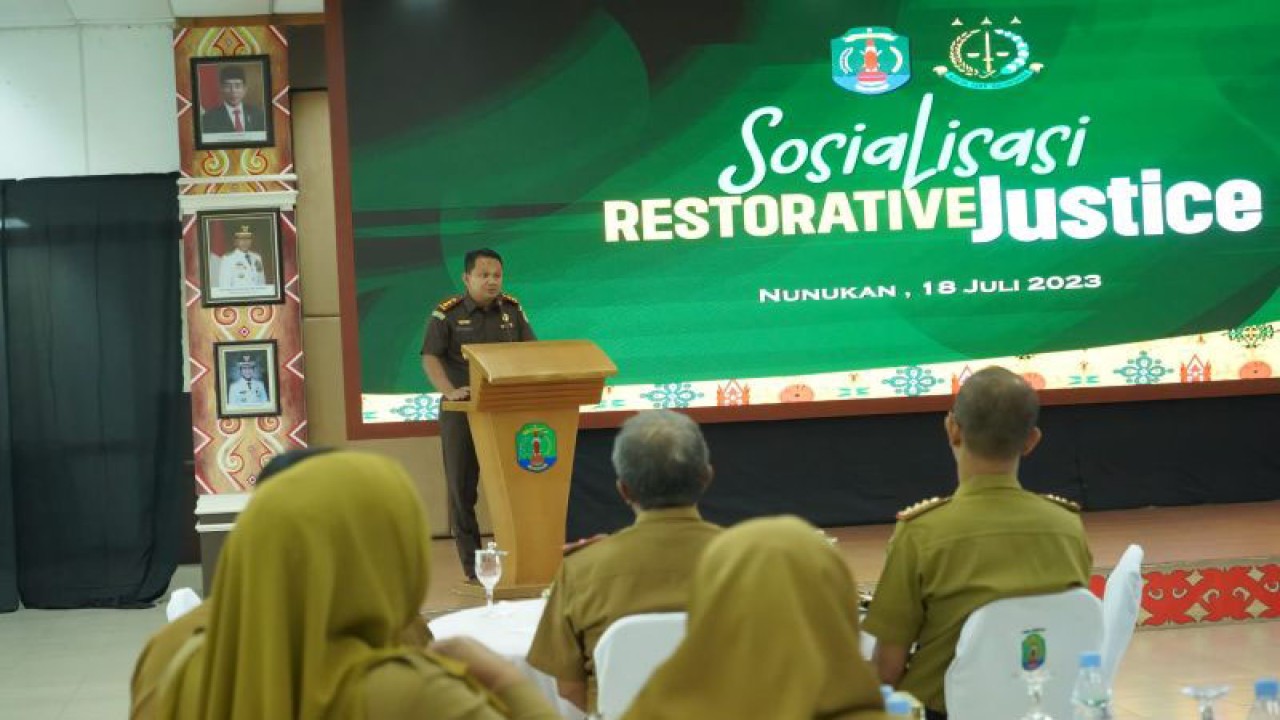 Kajari Nunukan Teguh Ananto berpidato pada kegiatan sosialisasik penyelesaian tindak pidana keadilan restoratif (restorative justice) kepada ASN dan tokoh masyarakat di Nunukan, Selasa (18/7/2023). (ANTARA/HO-Dokpim Nunukan)