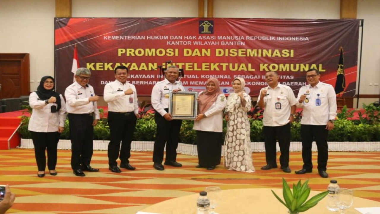 Kepala Kanwil Kemenkumham Banten Tejo Harwanto (empat kiri) menyerahkan surat ciptaan lagu "Bendrong Lesung" asal Cilegon kepada Kepala Dinas Pendidikan dan Kebudayaan Kota Cilegon Heni Anita Susiladi (empat kanan) di Kota Cilegon, Banten, Rabu (5/7/2023). (ANTARA/HO-Kanwil Kemenkumham Banten)