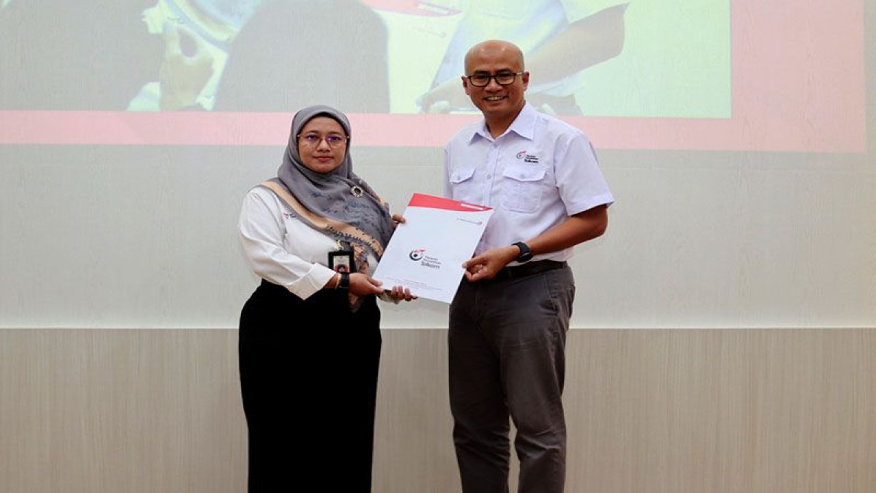 Pejabat pengganti sementara (Pgs) Direktur Utama Yayasan Pendidikan Telkom Andi Joko Tjahyono menyerahkan surat keputusan kepada Dr. Tenia Wahyuningrum, S.Kom., M.T. yang diangkat sebagai Rektor Institut Teknologi Telkom (ITT) Purwokerto antarwaktu di Aula Gedung Rektorat ITT Purwokerto, Kabupaten Banyumas, Jateng, Kamis (6/7/2023). FOTO ANTARA/HO-ITT Purwokerto