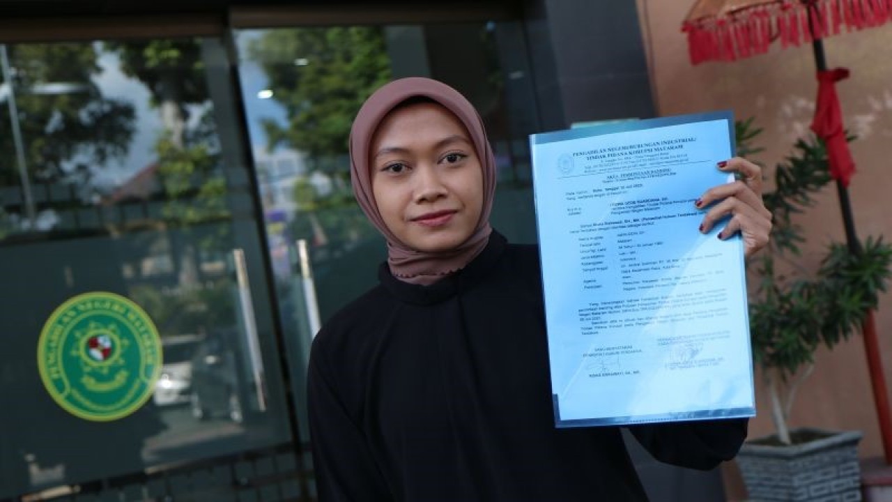 Riska Siskawati mewakili tim penasihat hukum terdakwa Amiruddin menunjukkan surat pendaftaran pengajuan pernyataan banding atas vonis perkara korupsi penyaluran dana KUR petani di Pengadilan Negeri Mataram, NTB, Rabu (12/7/2023). (ANTARA/Dhimas B.P.)