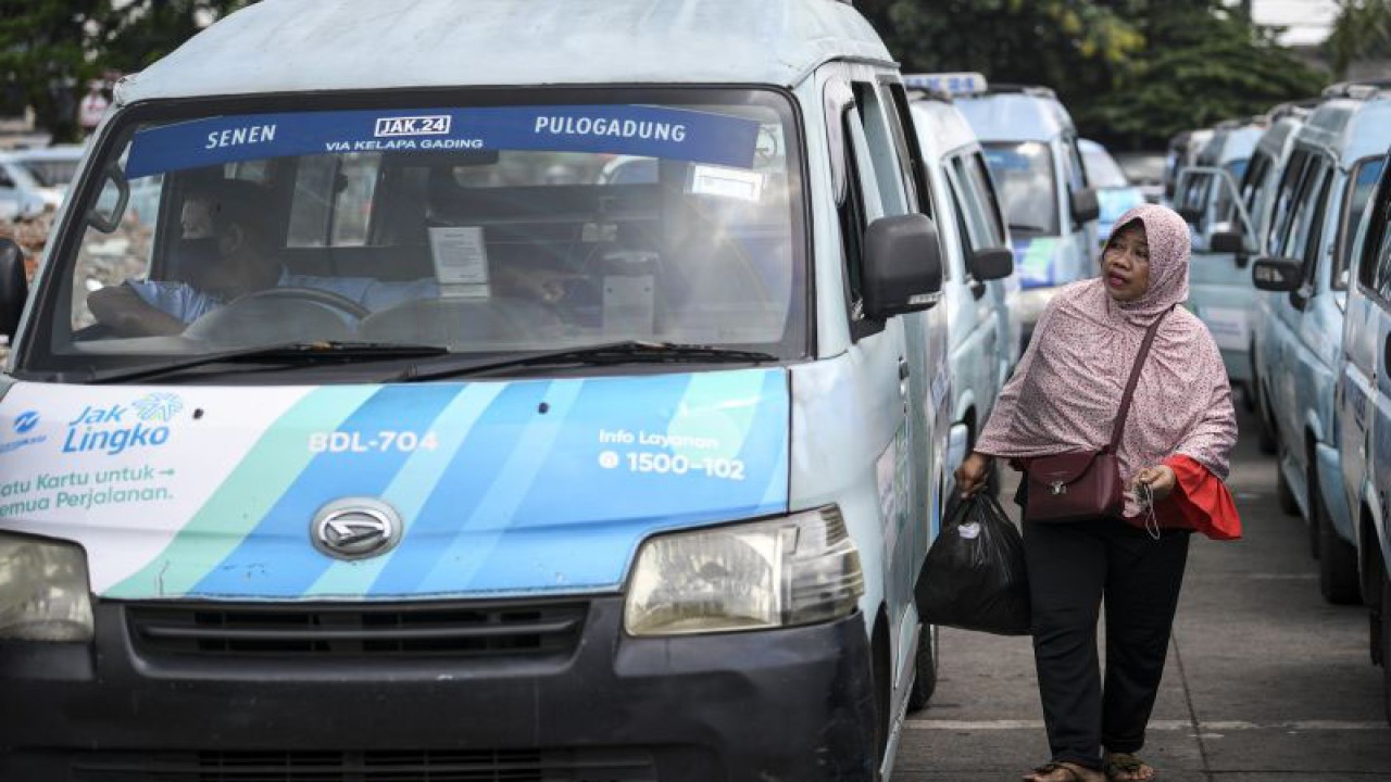 Calon penumpang bersiap menaiki angkutan kota Mikrotrans di Terminal Pulo Gadung, Jakarta, Selasa (4/10/2022). ANTARA FOTO/M Risyal Hidayat/aww.