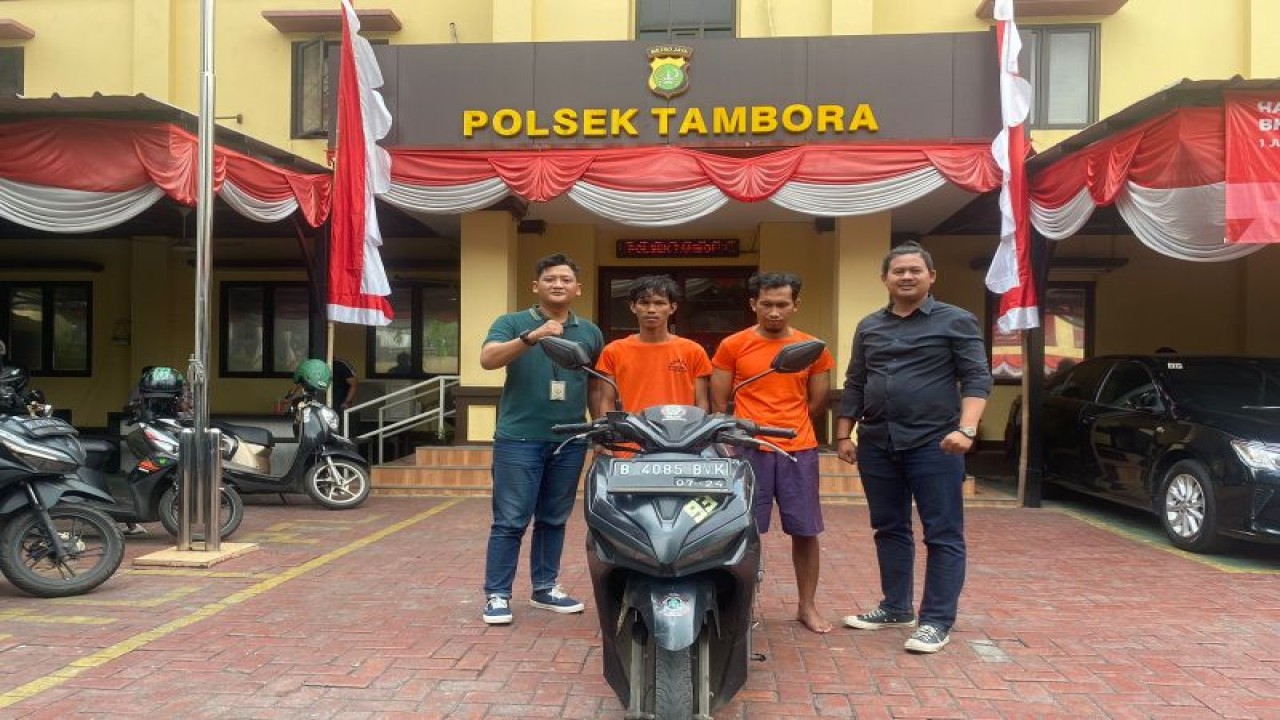 Dua orang tersangka pencuri motor diapit dua petugas Polsek Tambora di Jakarta, Rabu (12/7/2023). ANTARA/HO-Polsek Tambora