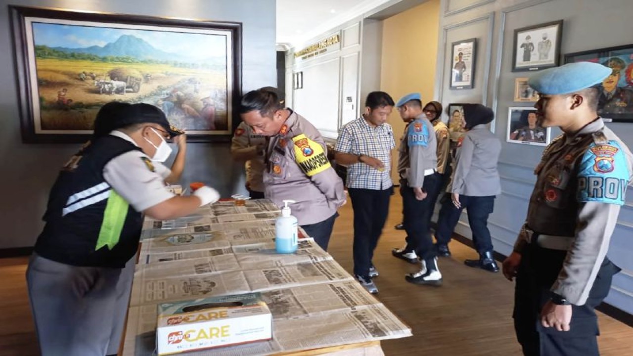 Personel Polresta Malang Kota pada saat melaksanakan tes urine di Mapolresta Malang Kota, Jawa Timur, Kamis (20/7/2023). (ANTARA/HO-Humas Polresta Malang Kota)