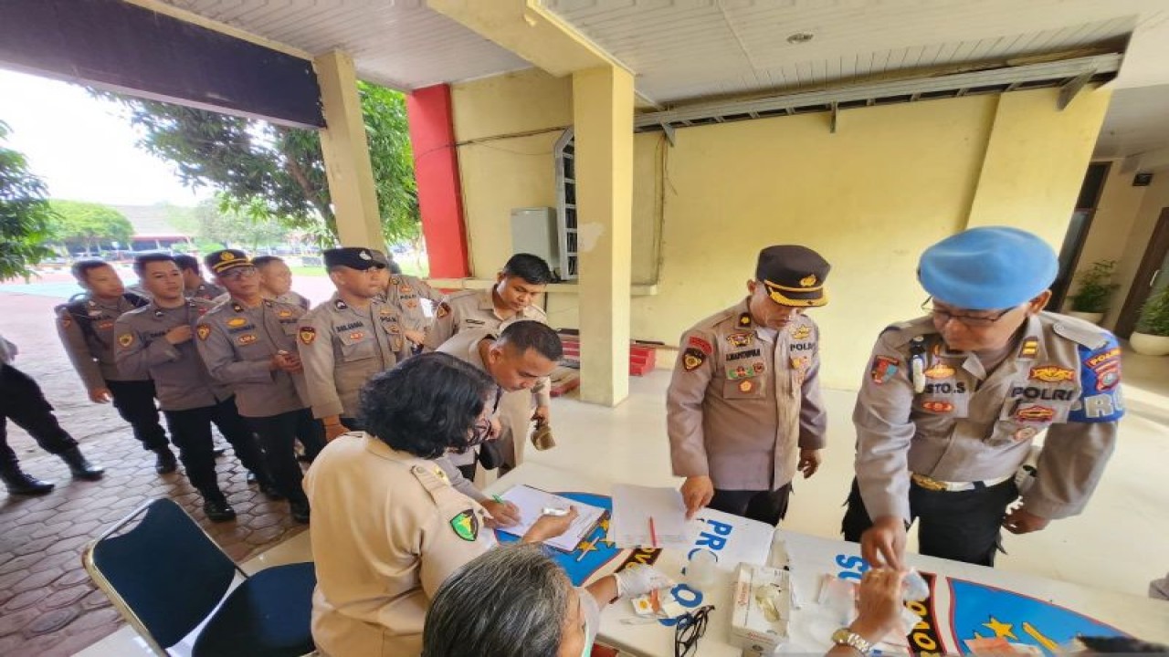 Personel Polda Sumatera Utara melaksanakan pengecekan urine dalam mencegah penyalahgunaan dan peredaran narkoba. (ANTARA/HO- Humas Polda Sumut).