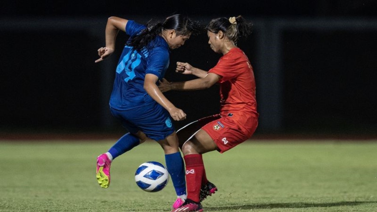 Pesepak bola Timnas Wanita Thailand U-19 Natcha Kaewenta (kiri) berebut bola dengan pesepak bola Timnas Myanmar May Thet Mon Myint (kanan) pada pertandingan penyisihan grup C AFF U-19 Women Championship 2023 di Arena Atletik, Jakabaring Sport City (JSC), Palembang, Sumatera Selatan, Senin (10/7/2023). ANTARA FOTO/Nova Wahyudi (ANTARA FOTO/NOVA WAHYUDI)