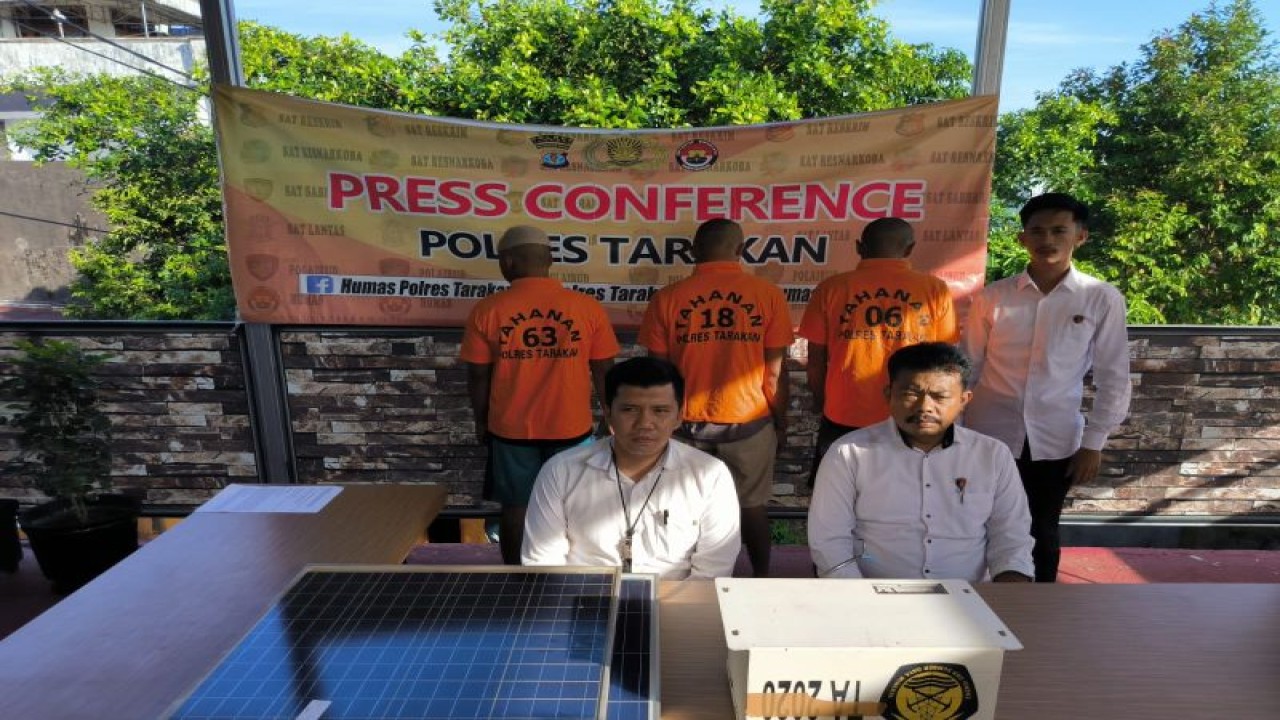 Kasat Reskrim Polres Tarakan AKP Randhya Sakthika dengan tiga tersangka pencuri panel Surya penerangan jalan umum di Tarakan, Kalimantan Utara. ANTARA/HO-Humas Polres Tarakan.