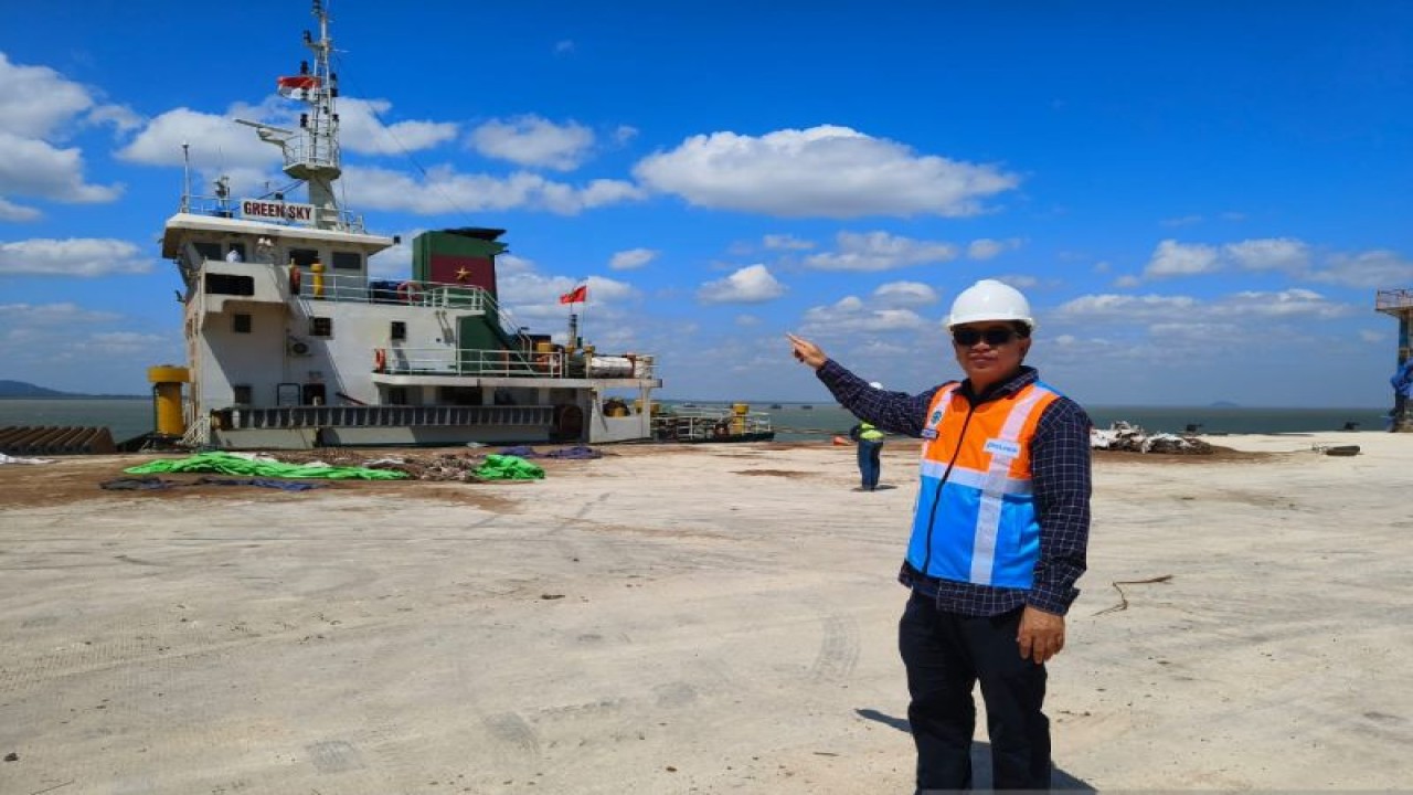 Manajer Kawasan Terminal Kijing, Pelindo Regional 2 Pontianak Helmi Muhammad Yusuf menunjukkan aktivitas di Pelabuhan Kijing (ANTARA/Dedi)