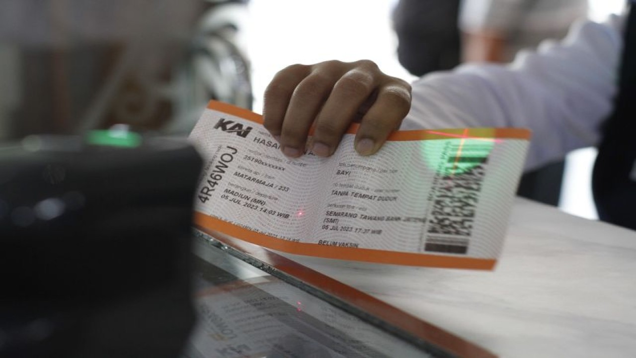 Petugas KAI Daop 7 Madiun menunjukkan tiket boarding pass yang bisa digunakan untuk program "Boarding Pass Through Value". ANTARA/HO-Humas Daop 7 Madiun