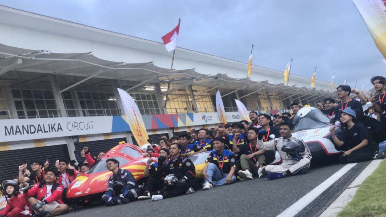 Pose tim peserta yang lolos tes inspeksi Shell Eco-marathon Asia-Pasifik dan Timur Tengah 2023 di Sirkuit Internasional Pertamina Mandalika, Kamis sore (6/7/2023). (ANTARA/Zaro Ezza Syachniar)