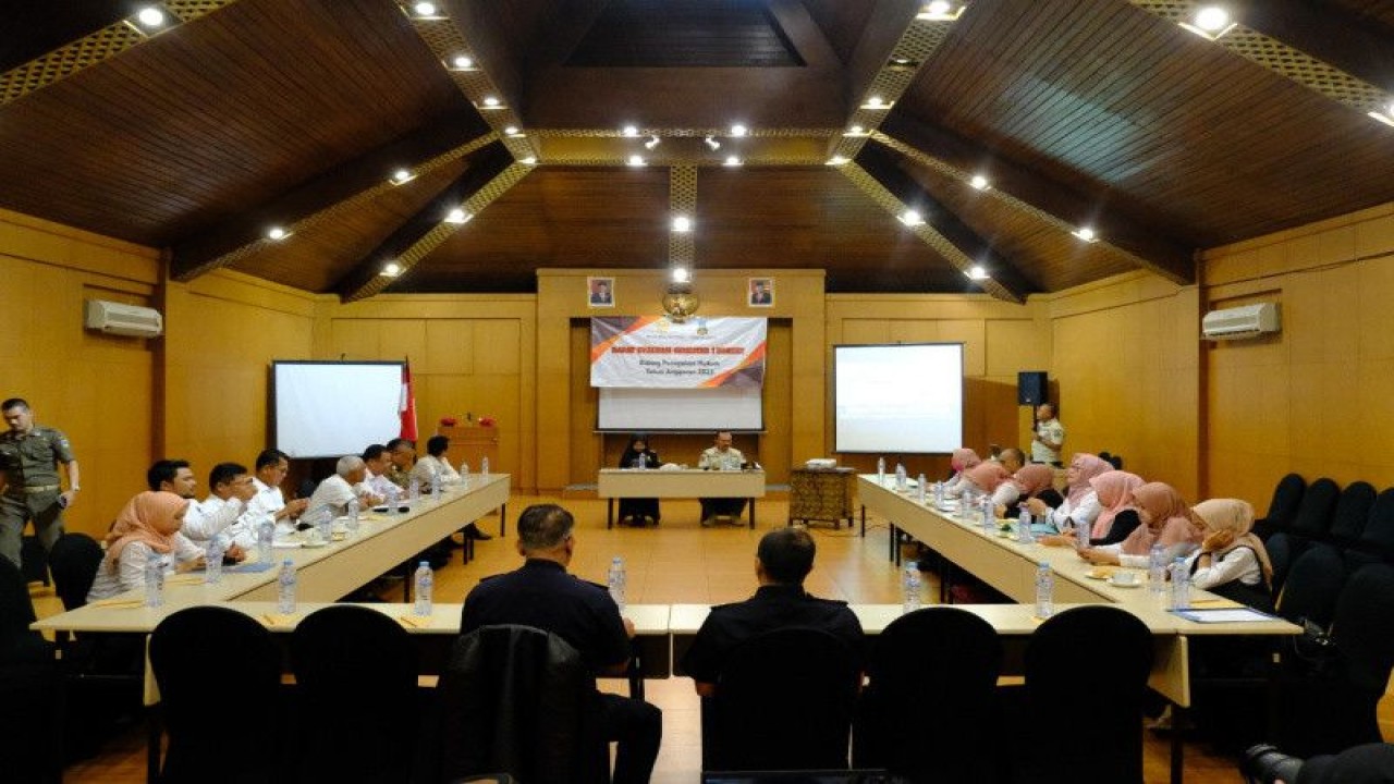 Tim Operasi Pemberantasan Barang Kena Cukai Ilegal menggelar rapat evaluasi Dana Bagi Hasil Cukai Tembakau (DBHCHT) Bidang Penegakan Hukum Tahun Anggaran 2023 di Aula Hotel Tirtagangga, Jalan Cipanas, Kecamatan Tarogong Kaler, Kabupaten Garut, Jawa Barat, Rabu (12/7/2023). (ANTARA/HO-Diskominfo Garut)