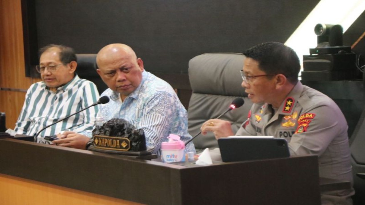 Ketua Tim pengawas Kompolnas RI Drs. Pudji Hartanto Iskandar (tengah) didampingi Kepala Kepolisian Daerah Bali Inspektur Jenderal Polisi Putu Jayan Danu Putra (kanan) saat melakukan kunjungan kerja di Mapolda Bali, Denpasar, Rabu (30/11/2022). (ANTARA/HO-Humas Polda Bali)