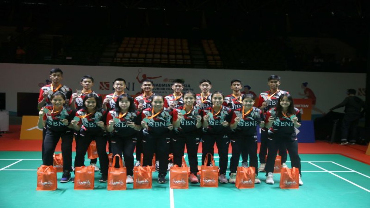 Tim indonesia berfoto bersama usai upacara penyerahan medali di Badminton Asia Junior Championships 2022 di Yogyakarta, Selasa (11/7/2023). (ANTARA/HO/PBSI)