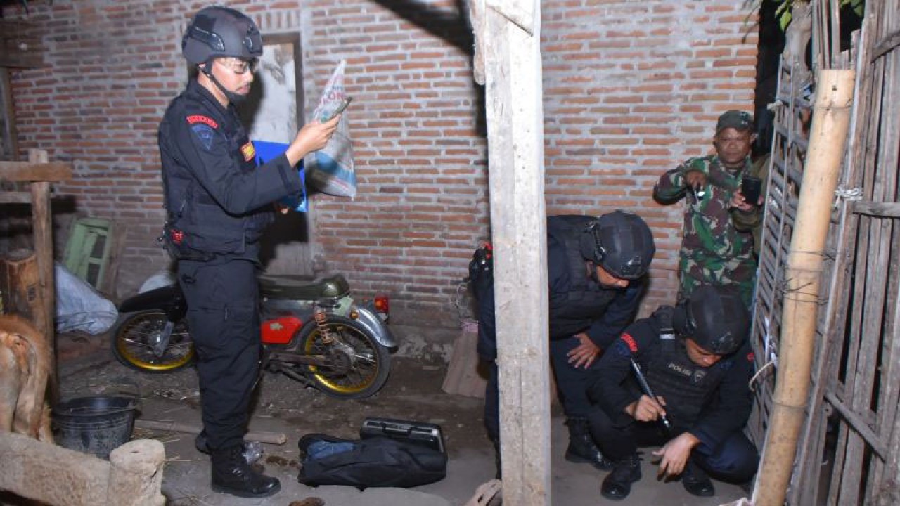 Tim Jihandak dari Kompi Batalyon B Pelopor Satbrimob Polda Jatim evakuasi penemuan granat nanas di Desa Talkandang, Kecamatan Situbondo. Kamis (20/7/2023) malam, ANTARA/HO-Humas Polres Situbondo