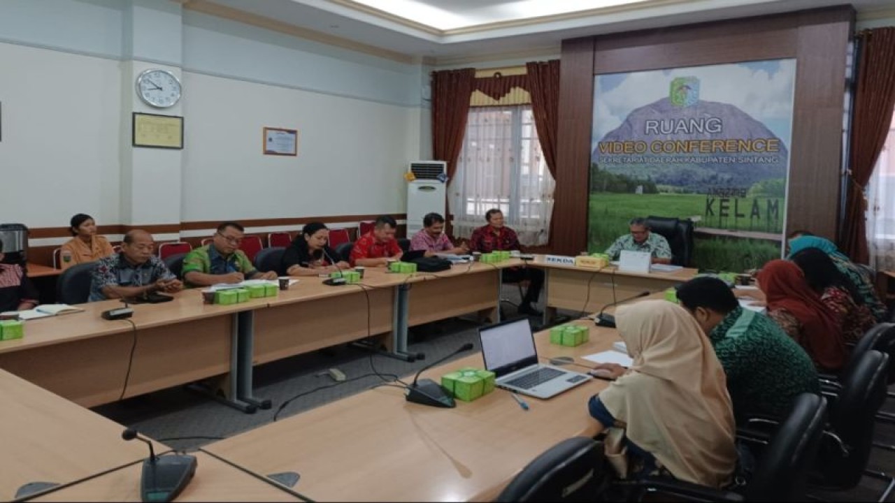 Tim Kanwil Kemenkumham Kalbar bersama Pemkab Kapuas Hulu menyusun Raperda Tentang retribusi daerah dan pajak daerah, di Sintang Kalimantan Barat. (ANTARA/HO-Prokopim Setda Sintang)