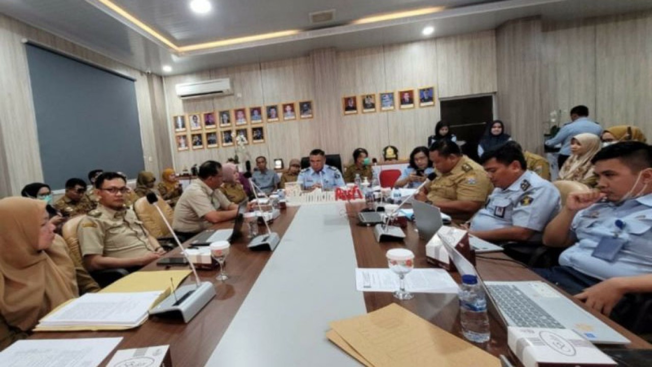 Tim Kemenkumham Sumsel harmonisasi delapan ranperda dan ranperkada, di Padang, Senin (3/7/2023). ANTARA/Yudi Abdullah/23.