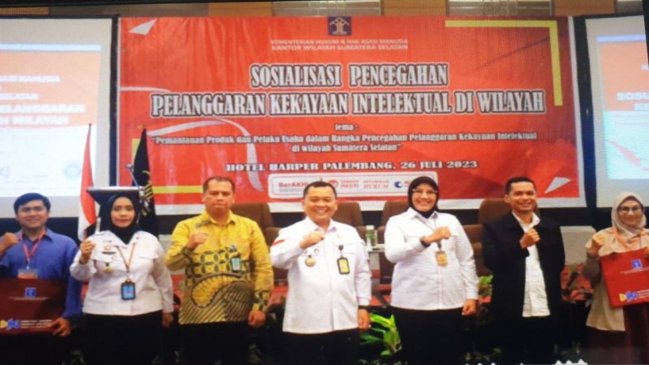 Tim Kemenkumham Sumsel menggalakkan sosialisasi pencegahan pelanggaran kekayaan intelektual. (ANTARA/HO-Kemenkumham Sumsel)