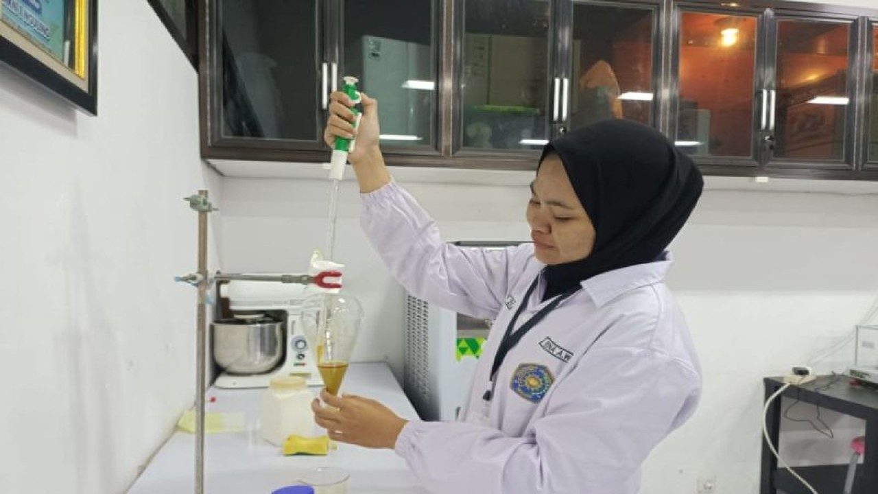 Mahasiswa Prodi Ilmu Teknologi Pangan UMM sedang melakukan penelitian terkait inovasi pengembangan permen jeli antidiabetes di laroratorium kampus setempat (ANTARA/HO/UMM/End)