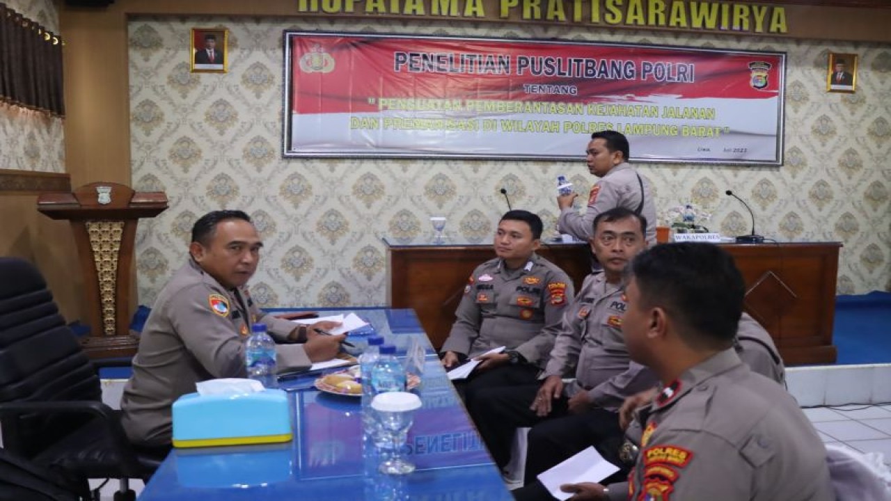 Tim Puslitbang Polri beserta jajaran polres Lampung Barat, sedang di ruangan pelatihan (ANTARA/HO/humas Polres Lambar)