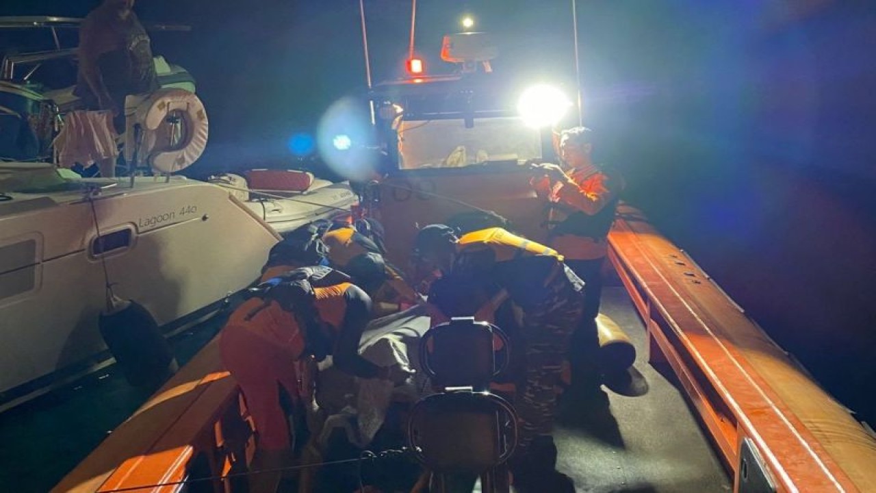 Tim SAR Gabungan evakuasi WNA Australia yang membutuhkan tindakan medis saat berlayar melintasi perairan Batoga, Kota Baru, Kabupaten Ende, NTT, Sabtu (22/7/2023) malam. (ANTARA/HO-Basarnas Maumere)
