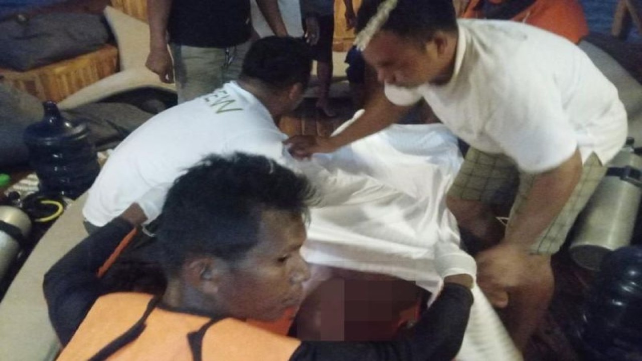 Tim SAR Gabungan evakuasi wisatawan domestik yang tenggelam di perairan Pulau Mauawang, Labuan Bajo, Manggarai Barat, NTT, Senin (17/7/2023) malam. (ANTARA/HO-Basarnas Maumere)