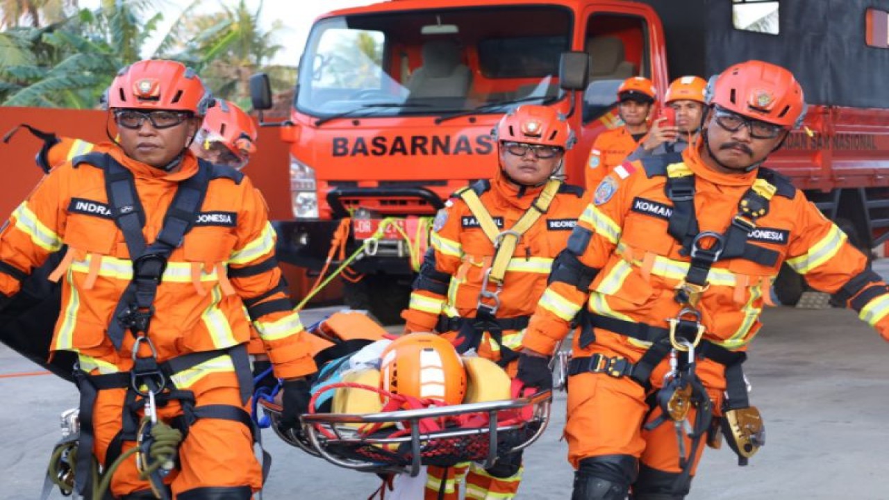 Tim SAR Mataram saat melakukan simulasi korban gempa, Jumat (14/7/2023). (ANTARA/Humas SAR Mataram)