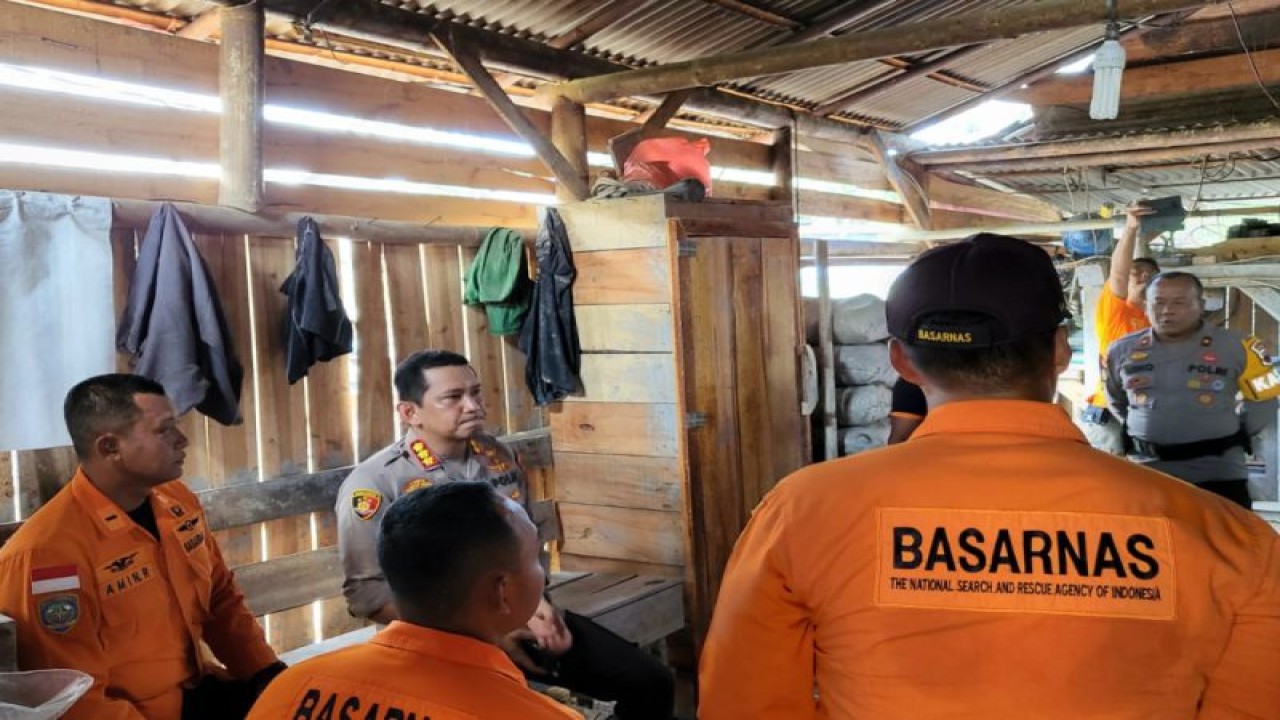 Tim Basarnas Kantor SAR Cilacap dan Unit Siaga SAR Banyumas berkoordinasi dengan Kapolresta Banyumas Kombes Pol Edy Suranta Sitepu terkait evakuasi terhadap delapan penambang yang terjebak di dalam lubang tambang emas, Desa Pancurendang, Kecamatan Ajibarang, Kabupaten Banyumas, Rabu (26/7/2023). ANTARA/HO-Basarnas Cilacap