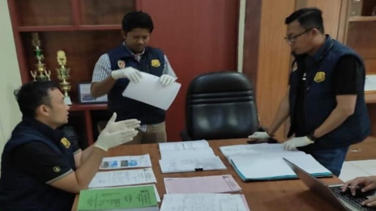 Tim penyidik Polda Aceh menggeledah Kantor Dinas Kesehatan Kabupaten Aceh Tengah di Takengon, Selasa (11/7/2023). ANTARA/HO-Bidhumas Polda Aceh