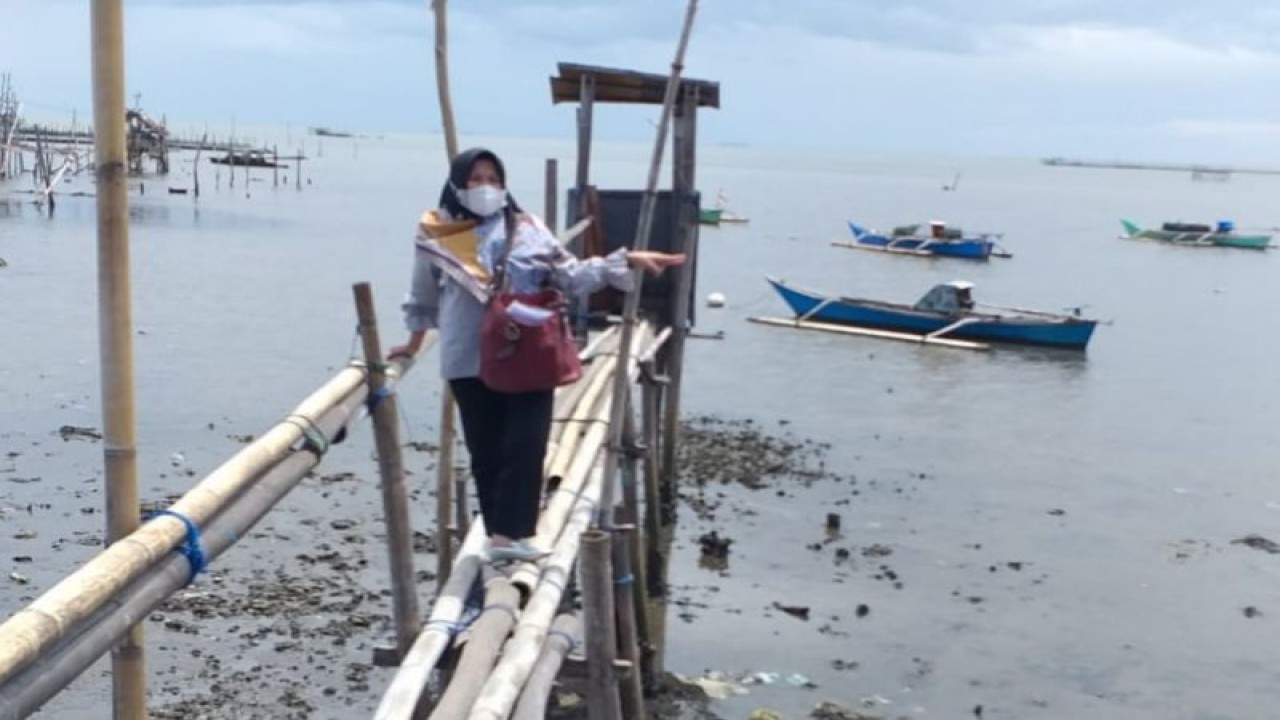 Tim verifikasi Sulsel saat meninjau langsung salah satu jamban yang digunakan warga di Kota Makassar. ANTARA/HO-Dinkes Sulsel