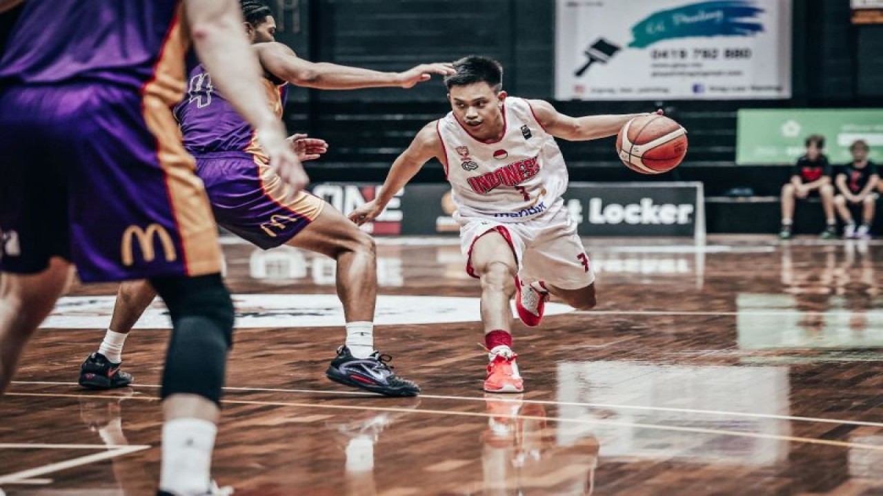 Pemain Timnas Basket Putra Andakara Prastawa saat berhadapan dengan pemain SW Metro Pirates dalam rangkaian pemusatan latihan dan uji tanding di Australia. ANTARA/HO-Perbasi