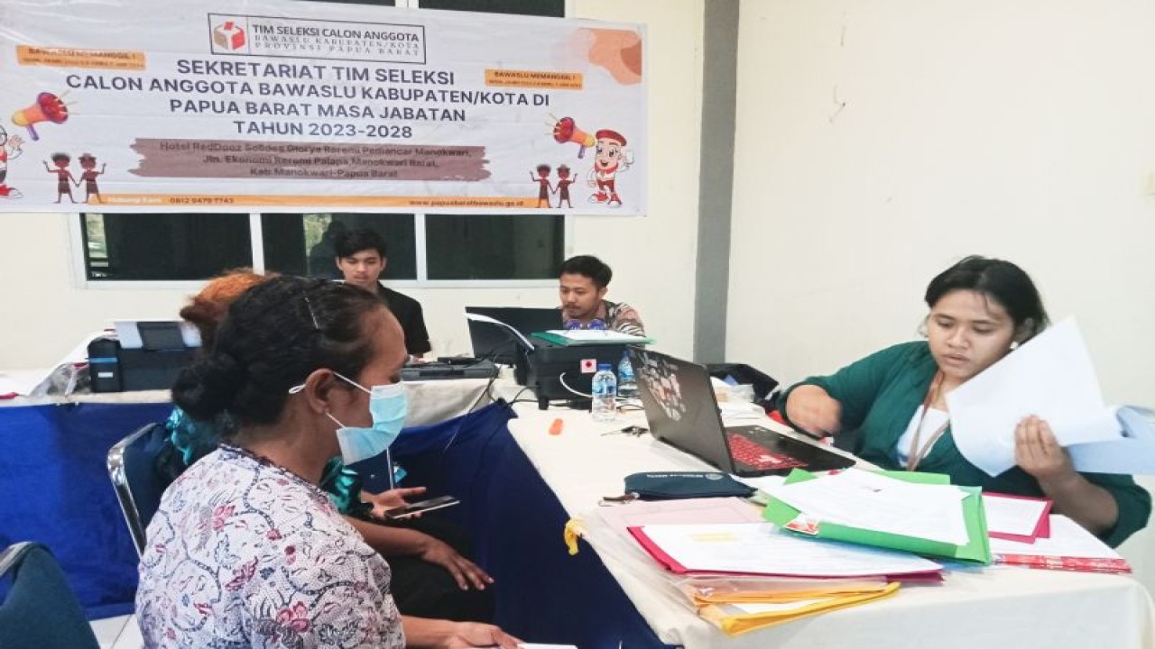 Sekretariat Timsel Bawaslu Kabupaten se-Papua Barat melakukan verifikasi dokumen calon anggota Bawaslu kabupaten di Manokwari. (ANTARA/Fransiskus Salu Weking)