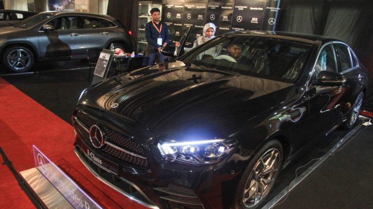 Pengunjung mencoba sebuah mobil yang dipamerkan pada pameran Grandmaerakaca Auto Show (GAS) 2023 di Gedung PRPP Semarang, Jawa Tengah, Kamis (6/7/2023). ANTARA FOTO/Makna Zaezar/Spt.
