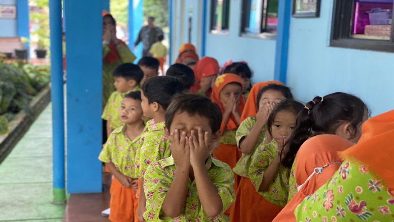 Sejumlah anak berbaris untuk bersiap memasuki ruangan kelas di TK Negeri Pembina Akhlaqul Karimah, Kota Tangerang, Banten, Kamis (15/6/2023). (ANTARA/AstridFaidlatulHabibah)