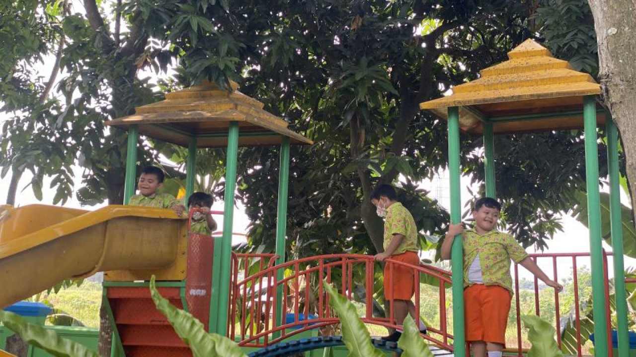 Sejumlah siswa bermain saat jam istirahat di TK Negeri Pembina Akhlaqul Karimah, Tangerang, Banten, Kamis (15/6/2023). (ANTARA/AstridFaidlatulHabibah)