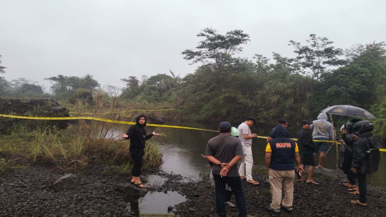 Sejumlah polisi mengecek lokasi seorang anak yang ditemukan meninggal dunia di lokasi bekas galian pasir Kampung Leuwikidang, Kelurahan Cibunigeulis, Kecamatan Bungursari, Kota Tasikmalaya, Jawa Barat, Jumat (14/7/2023). ANTARA/HO-Polres Tasikmalaya Kota.