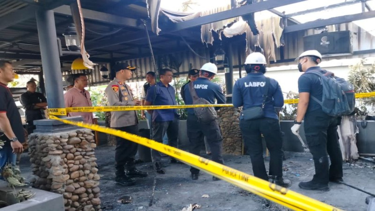 Kapolsek Setiabudi Kompol Arif Oktora saat melakukan olah TKP bersama jajaran di gedung K-link Tower di Jakarta Selatan, Selasa (18/7/2023). ANTARA/HO-Polsek Setiabudi