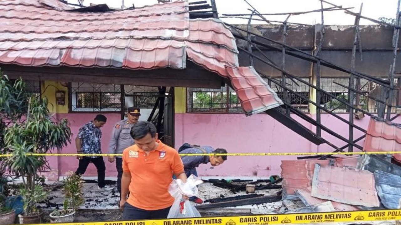 Anggota Polresta Palangka Raya melakukan olah TKP di SDN 9 Langkai Jalan Nyai Balau yang terbakar, Selasa (25/7/2023). FOTO ANTARA/Adi Wibowo