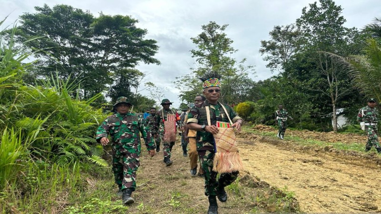 Kasrem 181/PVT Kolonel Inf Christian Pieter Sipahelut tinjau realisasi program TMMD di Kampung Waigo, Distrik Wayer, Kabupaten Sorong Selatan, Jumat (14/7/2023). ANTARA/Yuvensius Lasa Banafanu