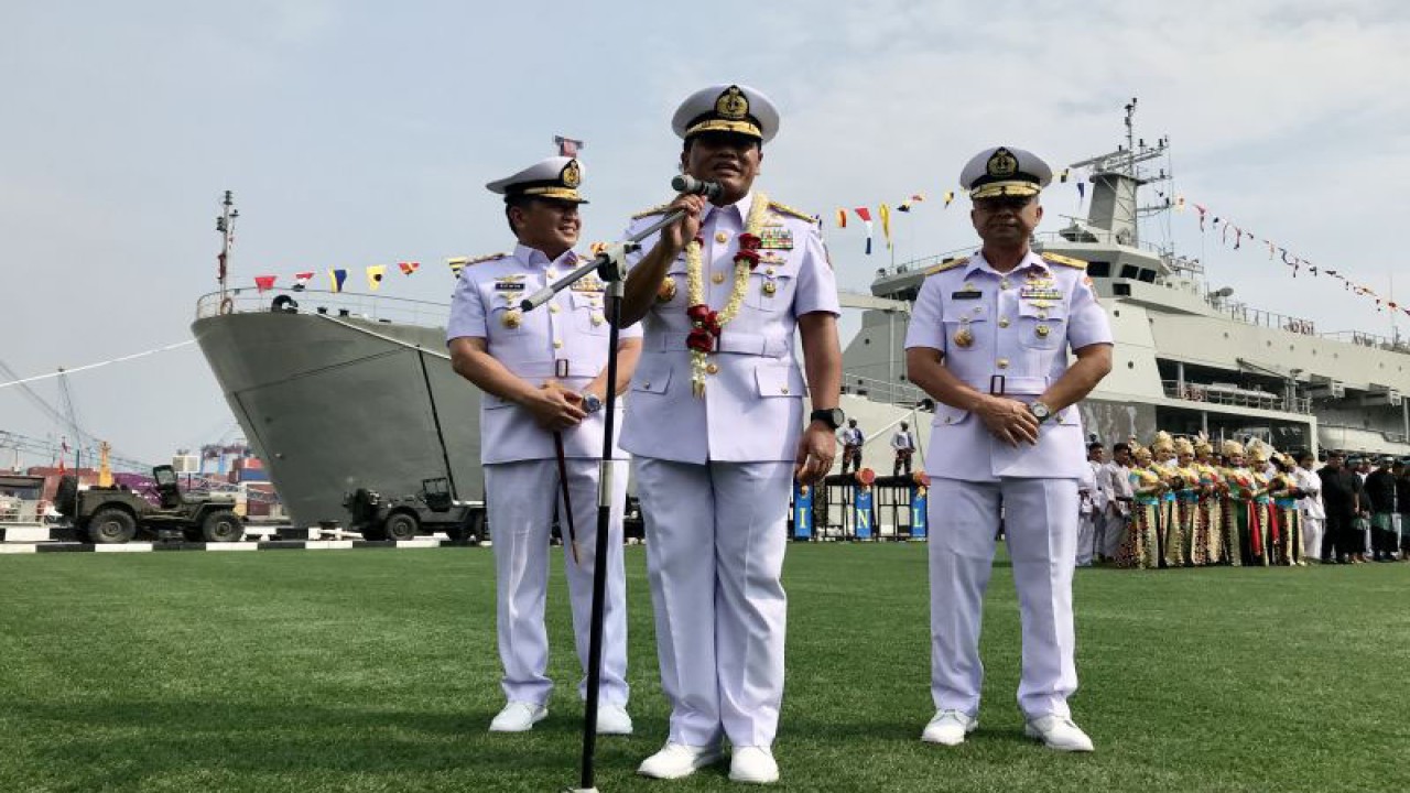 Kepala Staf TNI Angkatan Laut (Kasal) Laksamana TNI Muhammad Ali (tengah) memberi keterangan kepada media didampingi oleh Panglima Komando Lintas Laut Militer (Pangkolinlamil) Laksamana Muda TNI Edwin (kiri) selepas upacara HUT Ke-62 Komando Lintas Laut Militer (Kolinlamil) TNI AL di Mako Kolinlamil, Jakarta, Senin (3/7/2023). ANTARA/Genta Tenri Mawangi.