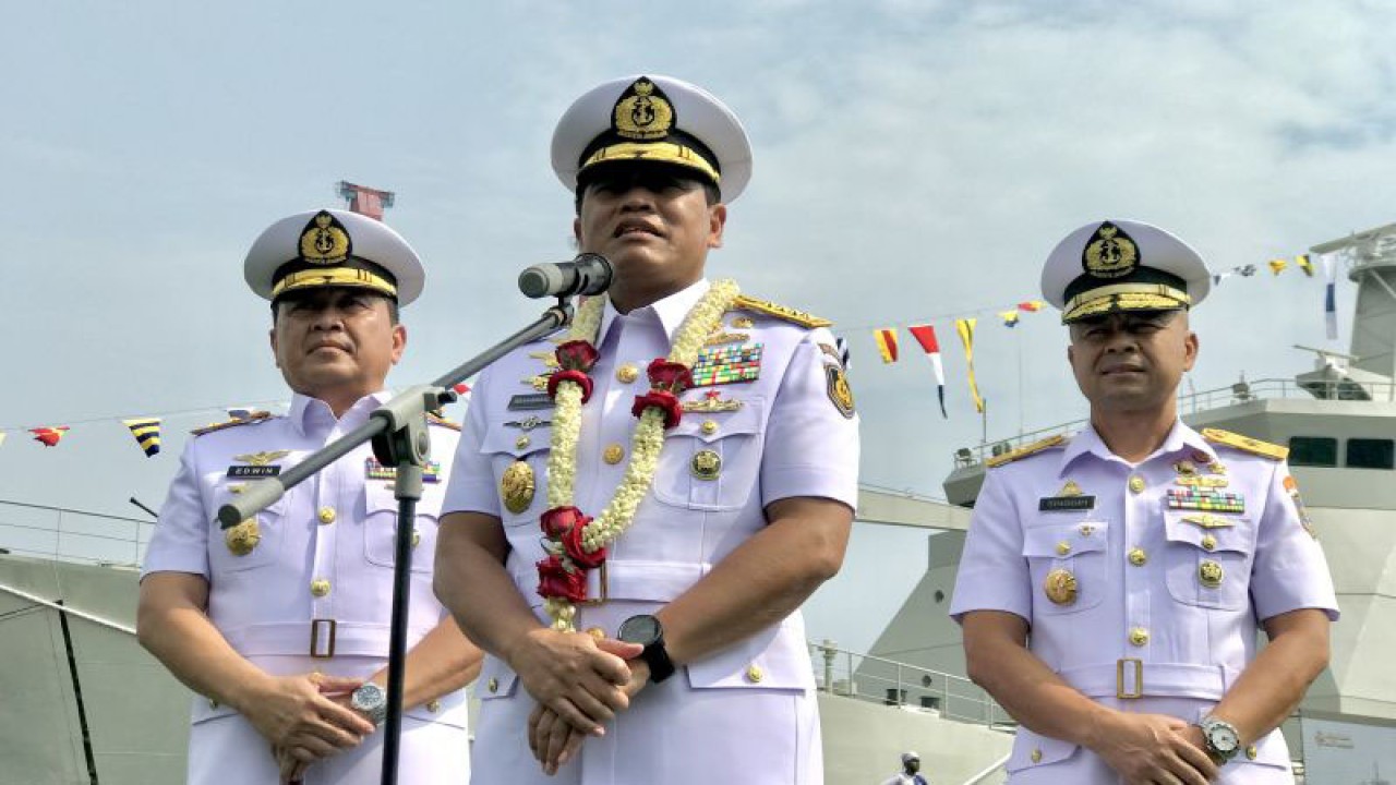 Kepala Staf TNI Angkatan Laut (Kasal) Laksamana TNI Muhammad Ali (tengah) memberi keterangan kepada media didampingi oleh Panglima Komando Lintas Laut Militer (Pangkolinlamil) Laksamana Muda TNI Edwin (kiri) selepas upacara HUT Ke-62 Komando Lintas Laut Militer (Kolinlamil) TNI AL di Mako Kolinlamil, Jakarta, Senin (3/7/2023). ANTARA/Genta Tenri Mawangi.