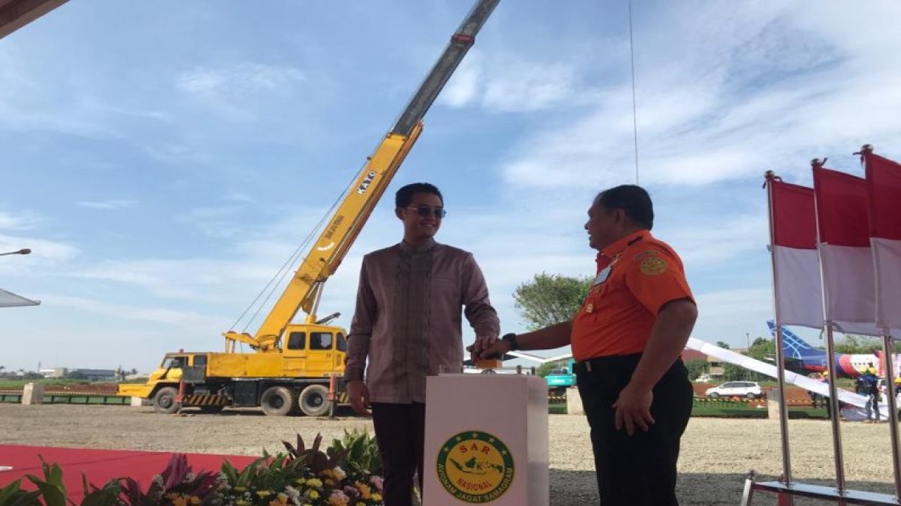 Kepala Basarnas Marsekal Madya TNI Henri Alfiandi secara simbolis melakukan pemasangan pancang hanggar Basarnas di kawasan Bandara Pondok Cabe, Tangerang Selatan, Banten, Senin (10/7/2023). (ANTARA/Devi Nindy)