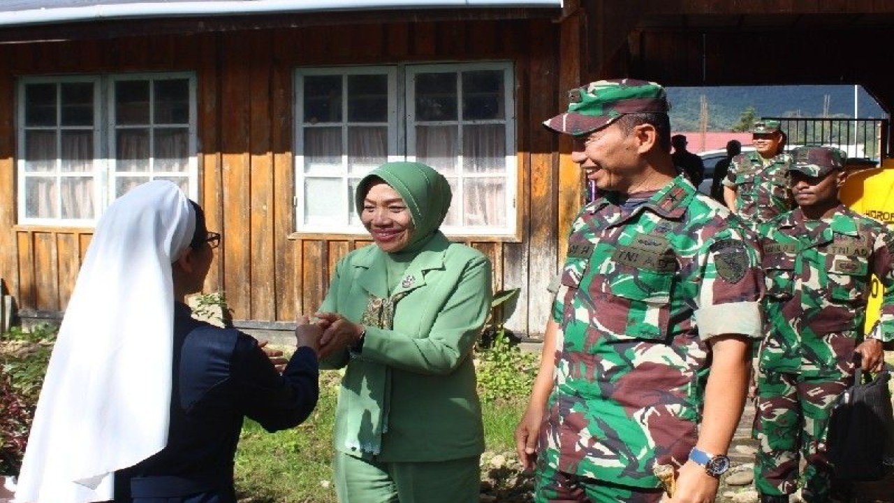 Danrem 172/PWY Brigjen TNI Dedi Hardono didampingi Ketua Persit Koorcab Korem 172/PWY Ny Seri Dedi saat berkunjung ke Susteran Oksibil, Kabupaten Pegunungan Bintang, Papua Pegunungan. (ANTARA/HO/Penrem 172/PWY)