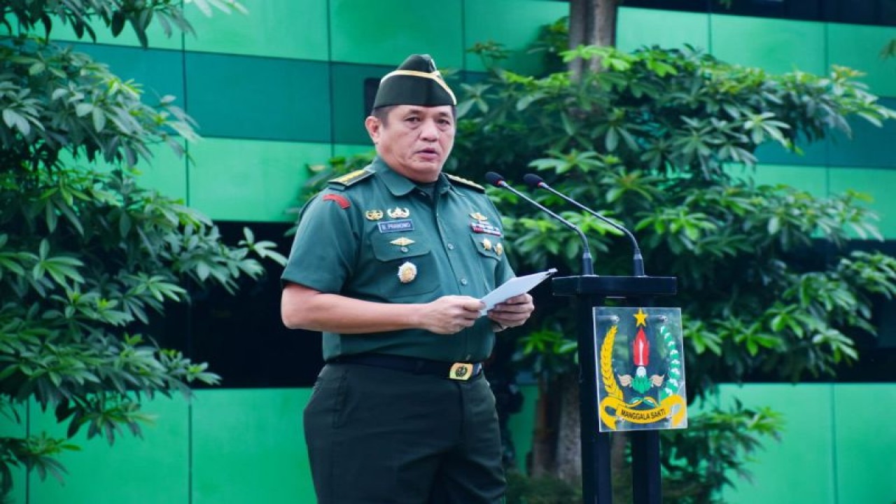 Kepala Staf Korem 132/Tadulako, Kolonel Czi Bambang Pranowo menyampaikan amanat Panglima TNI Laksamana TNI Yudo Margono saat melaksanakan upacara di Lapangan Makorem 132/Tadulako, Palu, Senin (17/7/2023). (ANTARA/HO-Penrem 132/Tadulako)