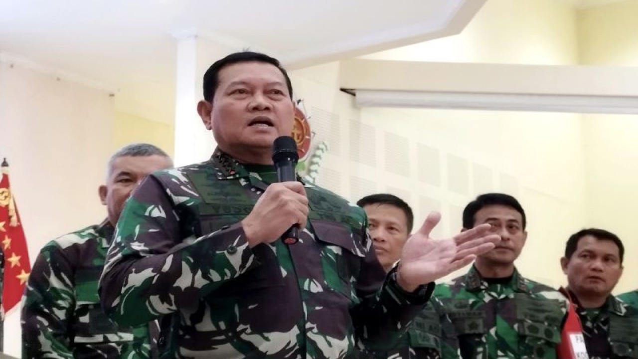 Panglima TNI Laksamana TNI Yudo Margono saat memberikan keterangan terkait Latihan Gabungan TNI 2023 di Sesko TNI, Kota Bandung, Jawa Barat, Senin (17/7/2023). (ANTARA/Bagus Ahmad Rizaldi)