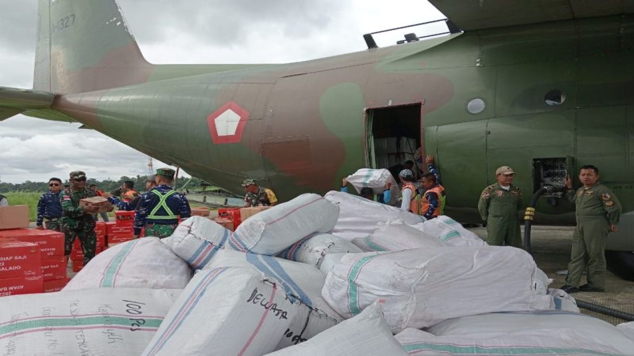 Proses pemindahan bantuan sosial dari Kemensos RI dan Panglima TNI di Bandar Udara Moses Kilangin Timika, Kabupaten Mimika Provinsi Papua Tengah. (ANTARA/Agustina Estevani Janggo)