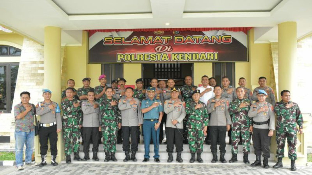 Sejumlah perwira TNI AL Kendari menyambangi Polresta Kendari, Rabu (5/7/2023) (ANTARA/Harianto)